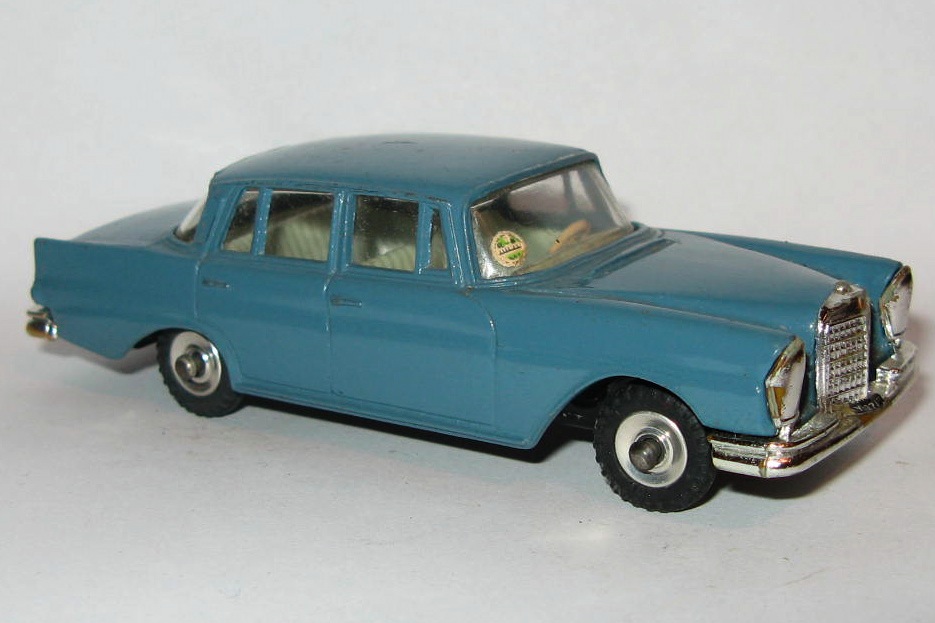 186 MERCEDES BENZ 220SE.jpg